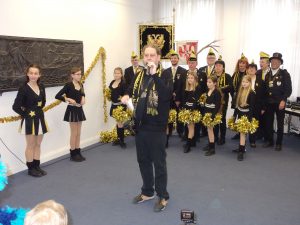 Der Jugendbeauftrage der Kaiserswerther Nordlichter Oliver Heester stellt das Aquila Dance Team vor