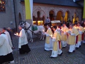 Die alljährliche Schrein- und Lichterprozession in Kaiserswerth beim Start vor der Basilika. Foto: SO