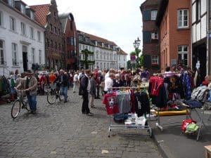 Buntes Treiben auf dem autofreien Kaiserswerther Mark beim Bürgermarkt (Archivfoto: SO)